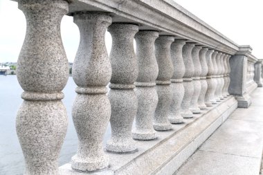 Denize bakan köprüde zarif beyaz kayalar var..