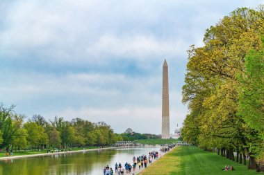 Lincoln Anıtı 'ndan Washington Anıtı' na. Turistler gölet boyunca yürür..
