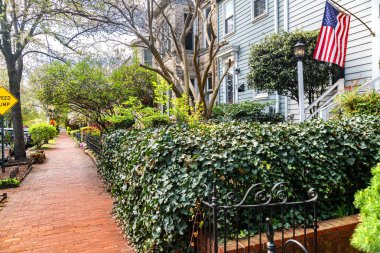 Çevresi manzaralı tuğla evler boyunca kırmızı tuğladan kaldırım.