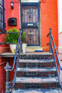 Bir eve giden dökme demir merdiven desenleri. Giriş grubunun geleneksel tasarımı.