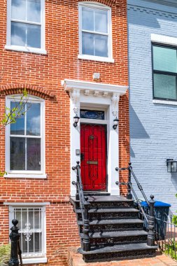 Tuğla bir evin kırmızı kapısı, evin girişi. Washington 'da emlak..