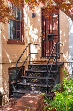 Washington D.C. 'de geleneksel tarz bir konak. Ön kapıda demir merdiven ve parmaklıklar var..