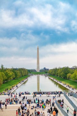 Lincoln Anıtı 'ndan Washington Anıtı' na. Turistler Lincoln Anıtı 'na giden merdivenleri çıkıyorlar..