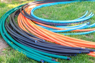 İnternet ve telefon kurulumu için optik fiber kablolar, elektrik hatları kurulumu