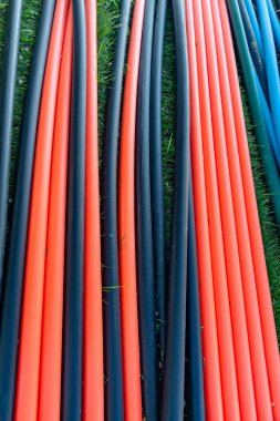 İnternet ve telefon için fiber optik kablolar, güç iletimi.