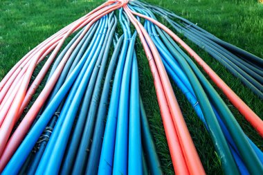 Döşeme araçları için çok renkli plastik borular dizisi.