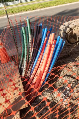 Fiber optik kablolar için çok renkli boş plastik kanallar. Yatay yerleştirme.