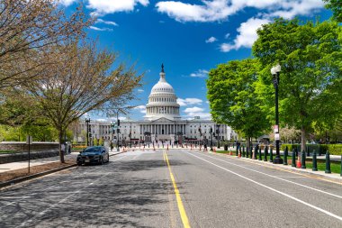 Başkent Washington 'da. Beyaz bulutlu mavi gökyüzü.