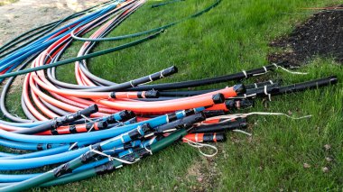 Fiber optik kablolar için çok renkli plastik kanallar. Yatay ve yatay sondaj.