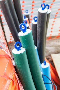 Fiber optik kablolar için boş plastik kanallar. Yeraltına uzanıyor.