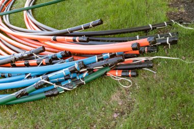 İnternet ve telefon kurulumu için optik fiber kablolar, elektrik hatları kurulumu