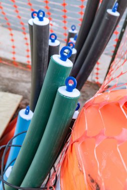 Fiber optik kablolar için çok renkli boş plastik kanallar. Yatay yerleştirme.