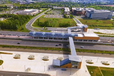 Virginia metro istasyonunun insansız hava aracı görüntüsü. Yakınlardaki park ve otobüs durakları..