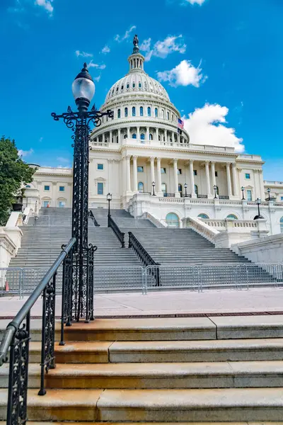 Merdivenlerin basamakları Washington 'daki Amerikan Kongre Binası' nın batı girişine çıkıyor. Fener ve mavi gökyüzü.
