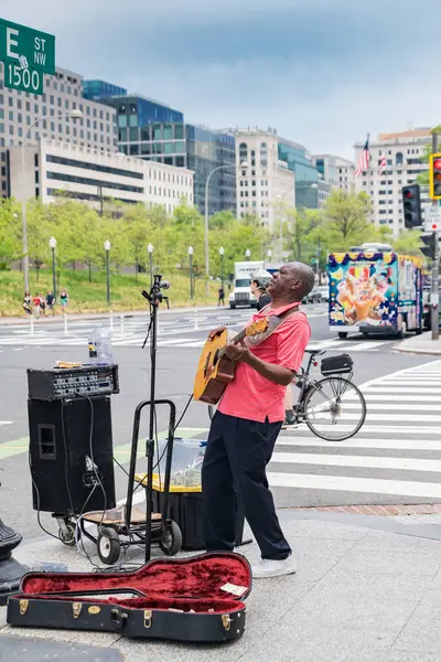 Washington 'da sokak müzisyeni gitar çalıyor.