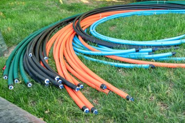 Çimenlerdeki parlak renkli plastik kanallar