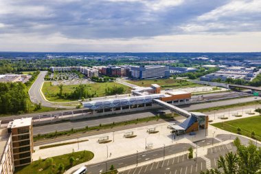 Washington banliyölerindeki metro istasyonunun üstünde. Otoyollar, parklar ve otobüs durakları. Drone görünümü.