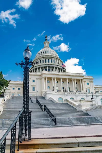 Başkent Washington 'da. Fener ve merdivenler batı girişine gidiyor..