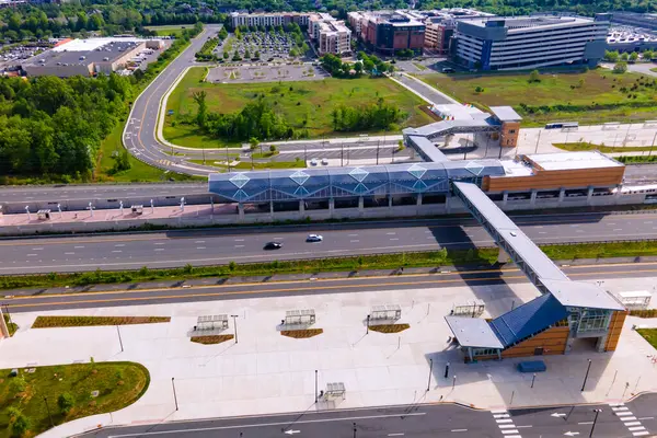 Ashburn, Virginia 'daki metro istasyonunun üstünde. Otoyollar, parklar ve otobüs durakları. Drone görünümü.