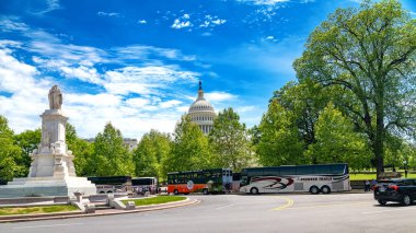 Washington, DC 'deki Capitol binasının önüne park edilmiş turist otobüsleri var.. 