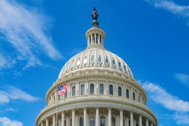 ABD bayrağı ve Washington D.C. 'deki kubbe bulutlu mavi gökyüzü..