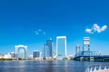 Jacksonville, Florida 'nın ufuk çizgisi. Gökdelenler ve iş yerleri. Şehrin mavi gökyüzünün altında..