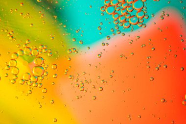 Pürüzsüz yüzeyde yağlı baloncuklar. Cilt bakımı, güzellik veya laboratuarla ilgili konular için ideal arka plan