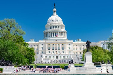 Geniş bir grup genç, fotoğraf çekimi için meclis binasının önünde toplandı.