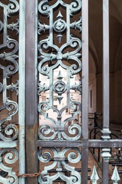 Antika parşömenlerle süslü demir kapı. Tarihi mimari detay ve simetri.