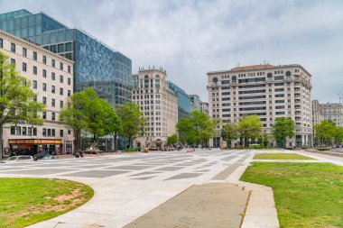 Washington DC 'de Pennsylvania Bulvarı. Modern ve temel binaların karakteristik mimarisi.