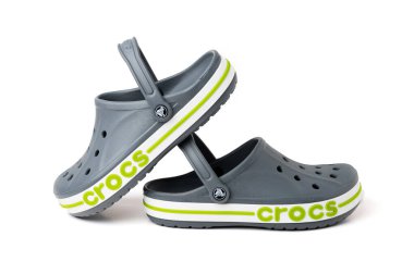 Beyaz arka planda bir çift Crocs sandaleti. Hafif ve şık plaj ayakkabıları..