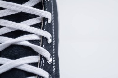 Siyah branda spor ayakkabılarının dantelli ayrıntıları. Metin için boşluk.