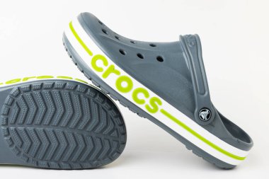 Timsahlar yumuşak taban sandaletleri. Hafif ve popüler plaj ayakkabıları.