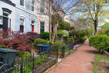 Kasaba evleri ve kaldırımlar. Şık şehir evlerinin yanında antik tuğla kaldırım. Sıcak ve davetkar sokak manzarası.