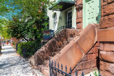 Capitol Hill mahallesindeki klasik tuğla evler. Canlı ağaçları olan huzurlu bir yerleşim yeri..