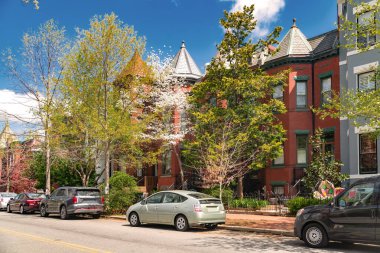 Capitol Hill, DC 'de büyüleyici bir apartman bloğu. Tarihin, rengin ve şehir karakterinin bir karışımı.