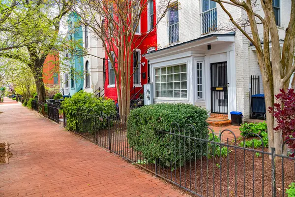 Washington, D.C. 'deki Capitol Hill' deki klasik kasaba evleri. Kırmızı tuğlalı kaldırımlar evlerin girişlerini kaplıyor..