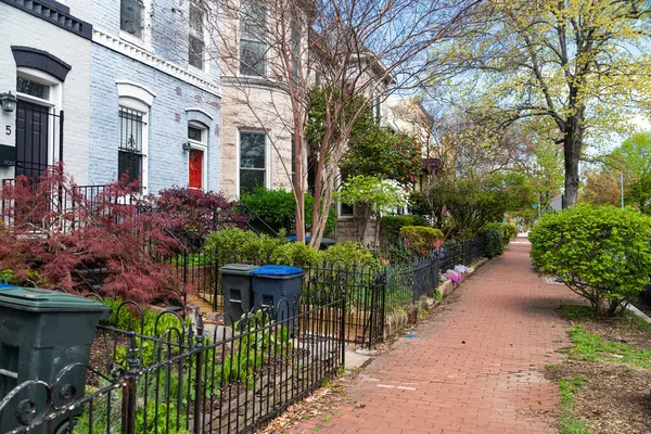 Kasaba evleri ve kaldırımlar. Şık şehir evlerinin yanında antik tuğla kaldırım. Sıcak ve davetkar sokak manzarası.