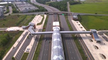 Washington DC banliyölerinde yükseltilmiş bir metro istasyonu. İHA görüntüsü. Kamera metro hattı boyunca hareket ediyor.