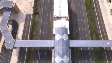 Washington DC banliyölerinde yükseltilmiş bir metro istasyonu. İHA görüntüsü. Kamera metro hattı boyunca hareket ediyor.
