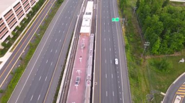 Washington DC banliyölerinde yükseltilmiş bir metro istasyonu. İHA görüntüsü. Kamera metro hattı boyunca hareket ediyor.