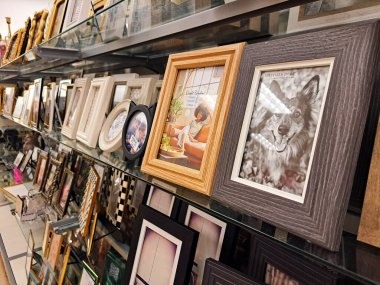 Virginia 'da bir süpermarkette raflardaki çeşitli boyutlarda fotoğraf çerçeveleri..