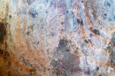 Sıcak renklerde eskimiş kaya parçaları.