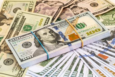 100 dolarlık banknotları bir nakit vantilatörü için sıkıca paketlemişler. Yatırım, kâr ve başarı temaları için uygun.