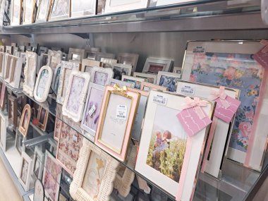 Ev eşyaları bölümünde süpermarketin rafında bir sürü fotoğraf çerçevesi var.. 