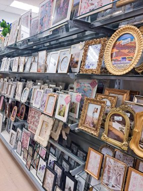 Süpermarket rafları için farklı boyutlarda güzel fotoğraf çerçeveleri düzenleme.