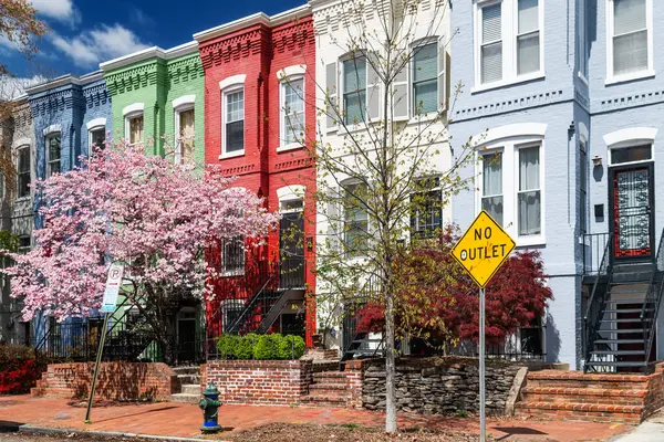 Başkent Hill 'de bahar, Washington, DC. Tarihi bir bölgede renkli evler ve sakin bir atmosfer.