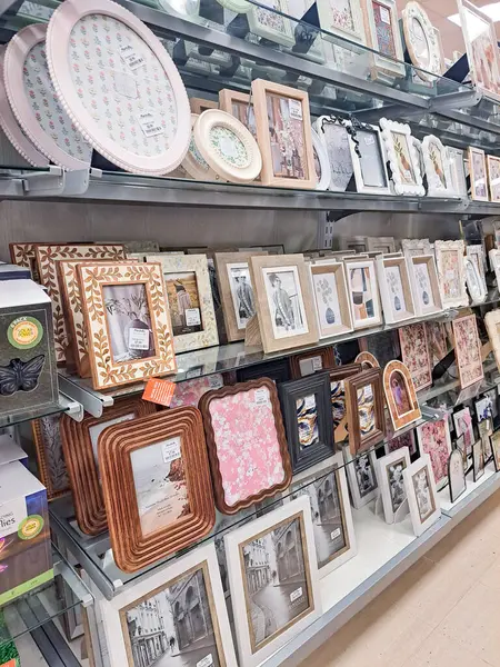 Süpermarket raflarındaki farklı boyutlarda fotoğraf çerçeveleri.