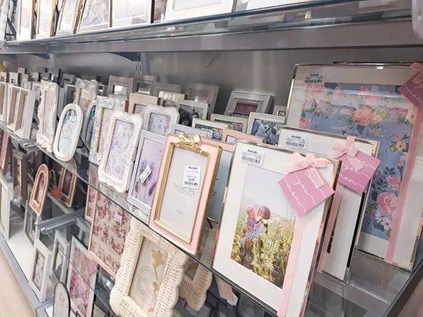 Ev eşyaları bölümünde süpermarketin rafında bir sürü fotoğraf çerçevesi var.. 