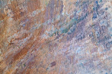 Topraksı kahverengi ve turuncu tonlarda doğal taş dokusu. Kabataslak mineral yüzeyi arka plan ya da tasarım elementleri için idealdir.